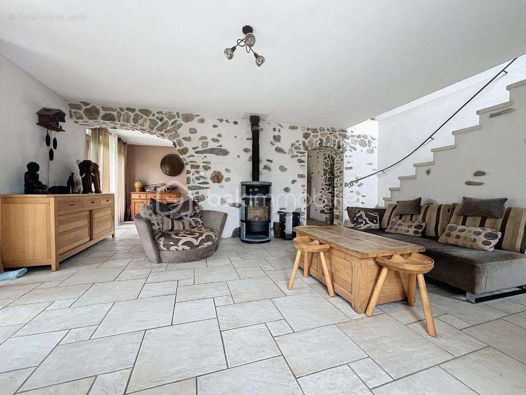 Maison à SAINT-MARTIN-DE-LA-CLUZE