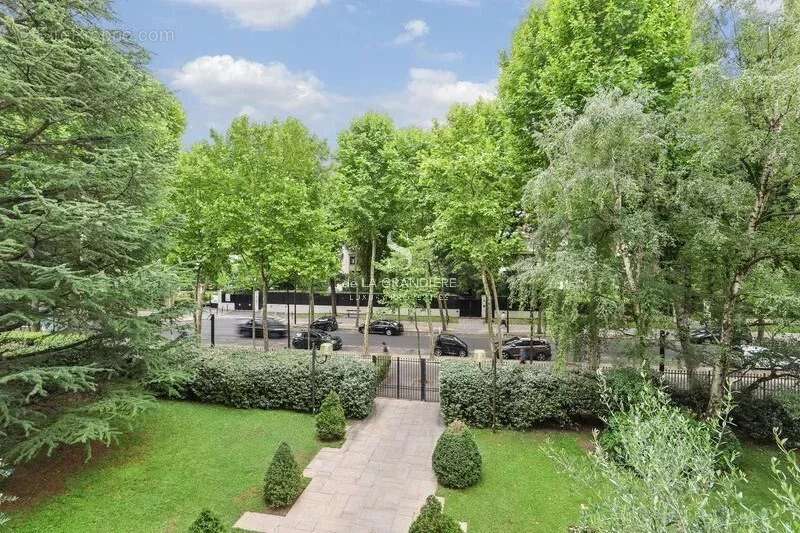 Appartement à NEUILLY-SUR-SEINE