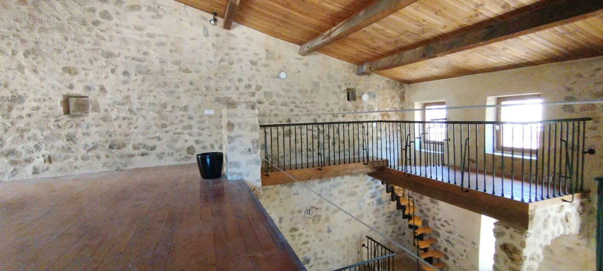 Superbe maison de caractère en pierre , avec cour privée - photo 11
