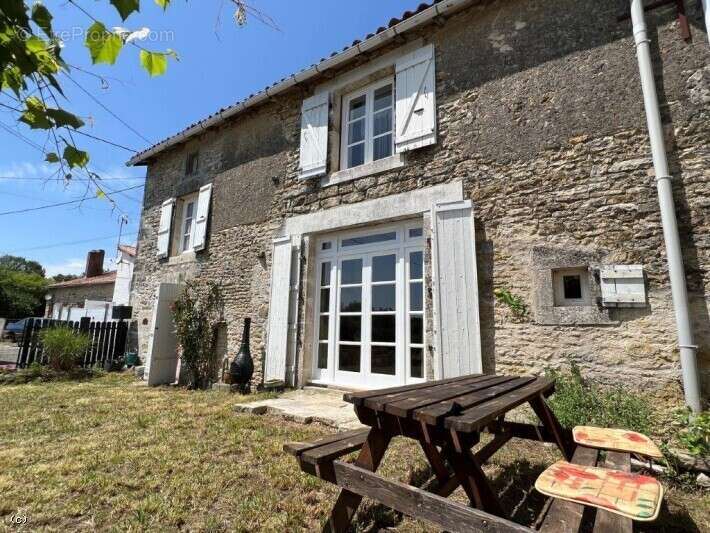 Jolie Maison de 3 Chambres avec Une Cour - photo 3