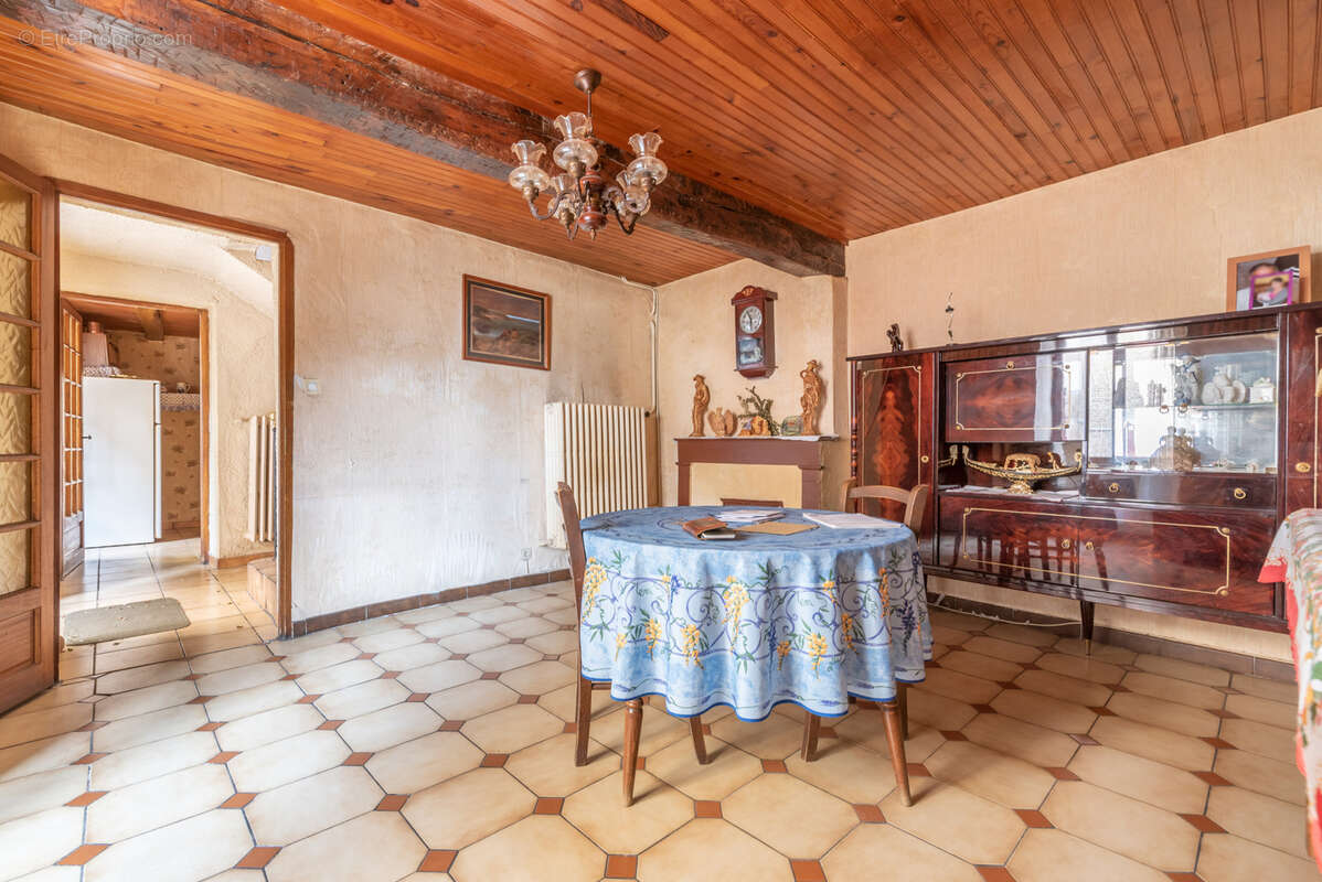 Maison à VIC-LE-COMTE