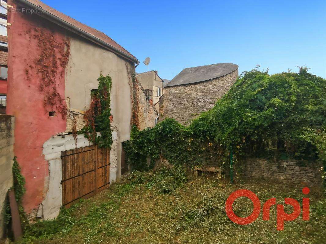 Maison de ville à rénover – Saint-Pierre-le-Moûtier – Vue sur l’église - photo 13