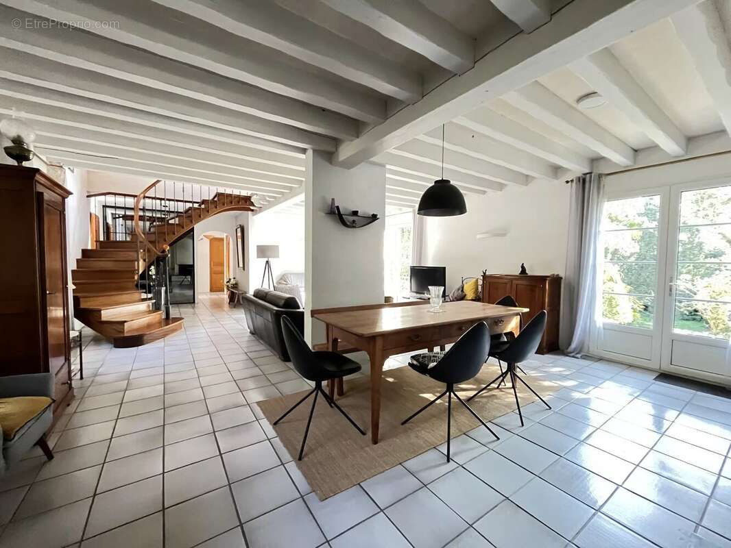 Maison à SAINT-ETIENNE-DE-MONTLUC