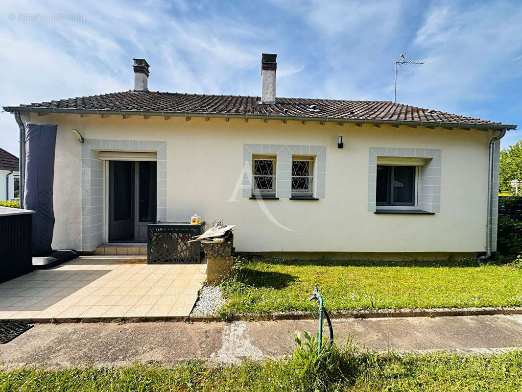 Maison à SAINT-SULPICE-DE-POMMERAY