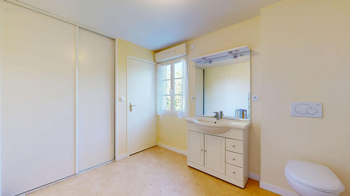Ensemble immobilier avec habitation, dépendances sur terrain d'environ 9300m2. - photo 13