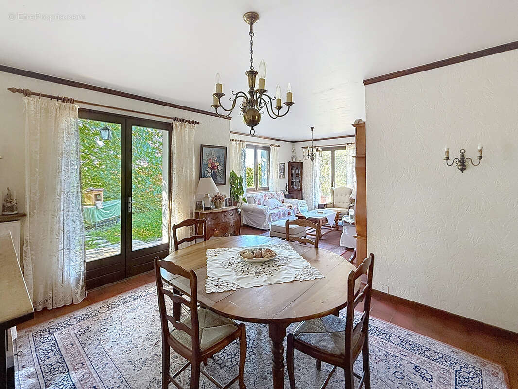 Maison à SAINT-GENIS-LES-OLLIERES