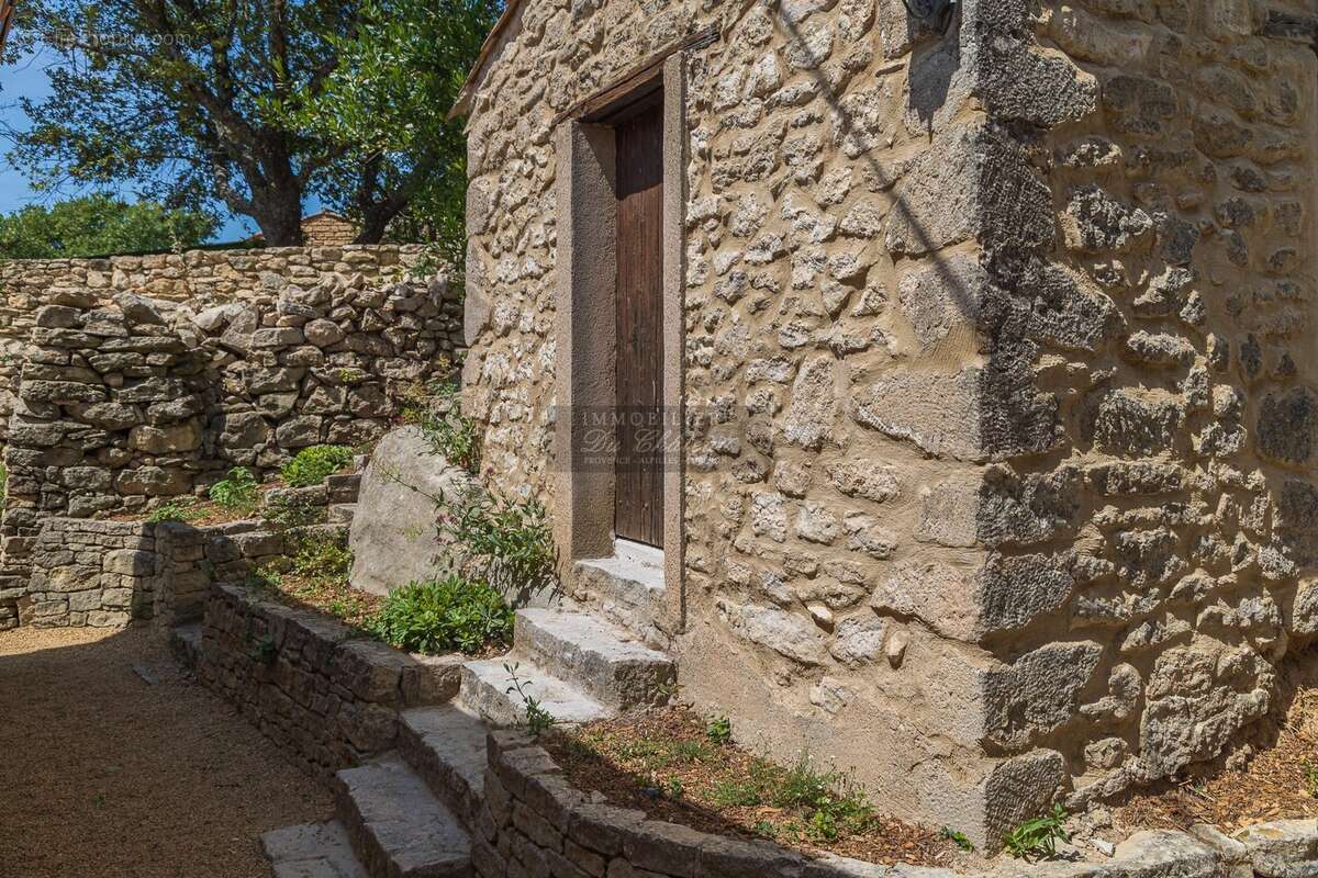 Propriété entièrement rénovée de 6 chambres, bénéficiant d'une vue panoramique, d'un environnement calme et située à proximité i - photo 21