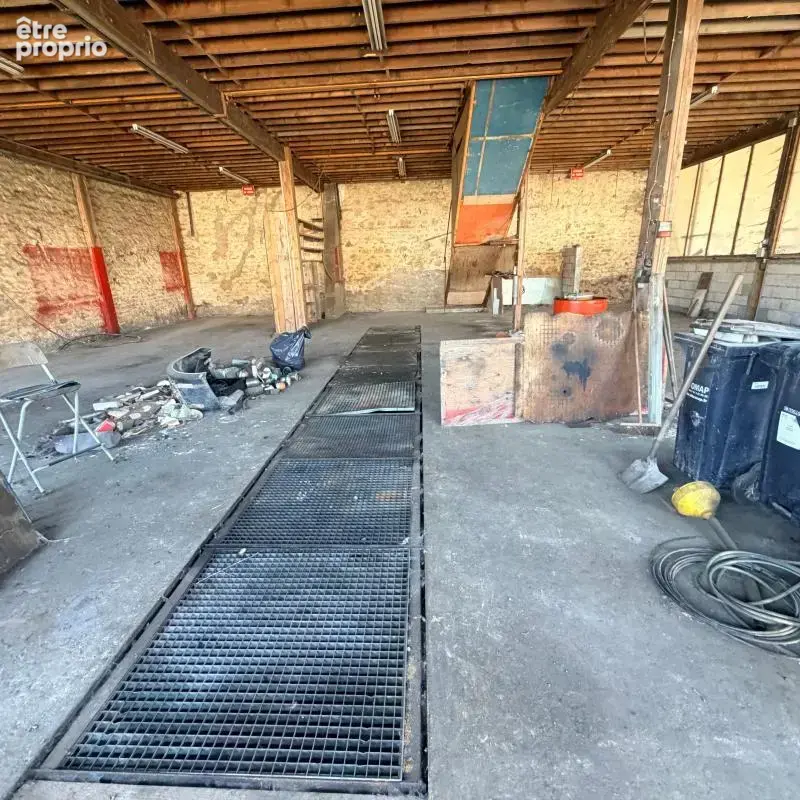 Terrain À Vendre viabilisé avec grand hangar - photo 5