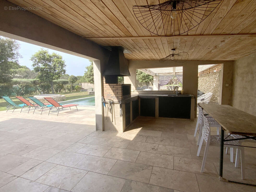 Villa de plain pied sur beau terrain arboré avec piscine. - photo 5