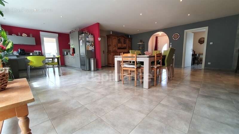 VAUVILLERS (70). Ensemble immobilier composé d'une maison d'habitation de 170m² et d'un bâtiment de 520m² - photo 4