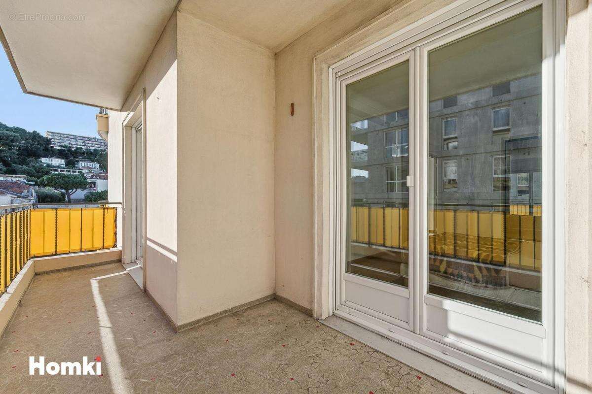 Appartement à SAINT-LAURENT-DU-VAR