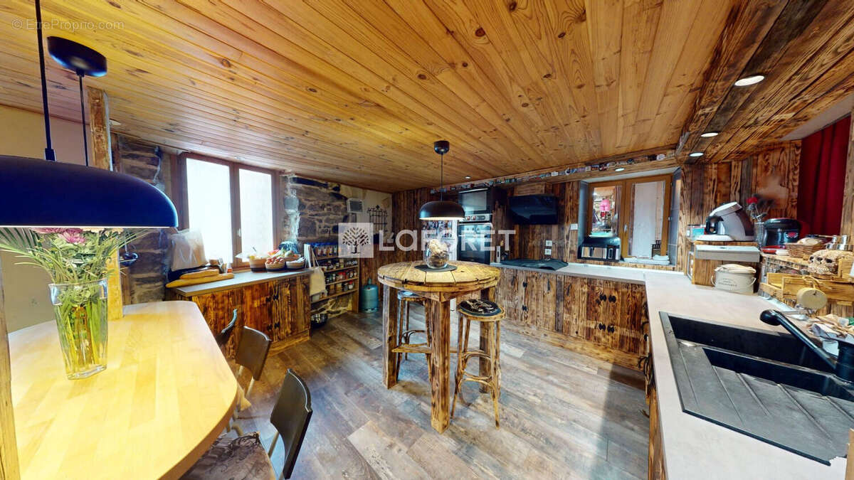 Maison à CHAZELLES-SUR-LYON