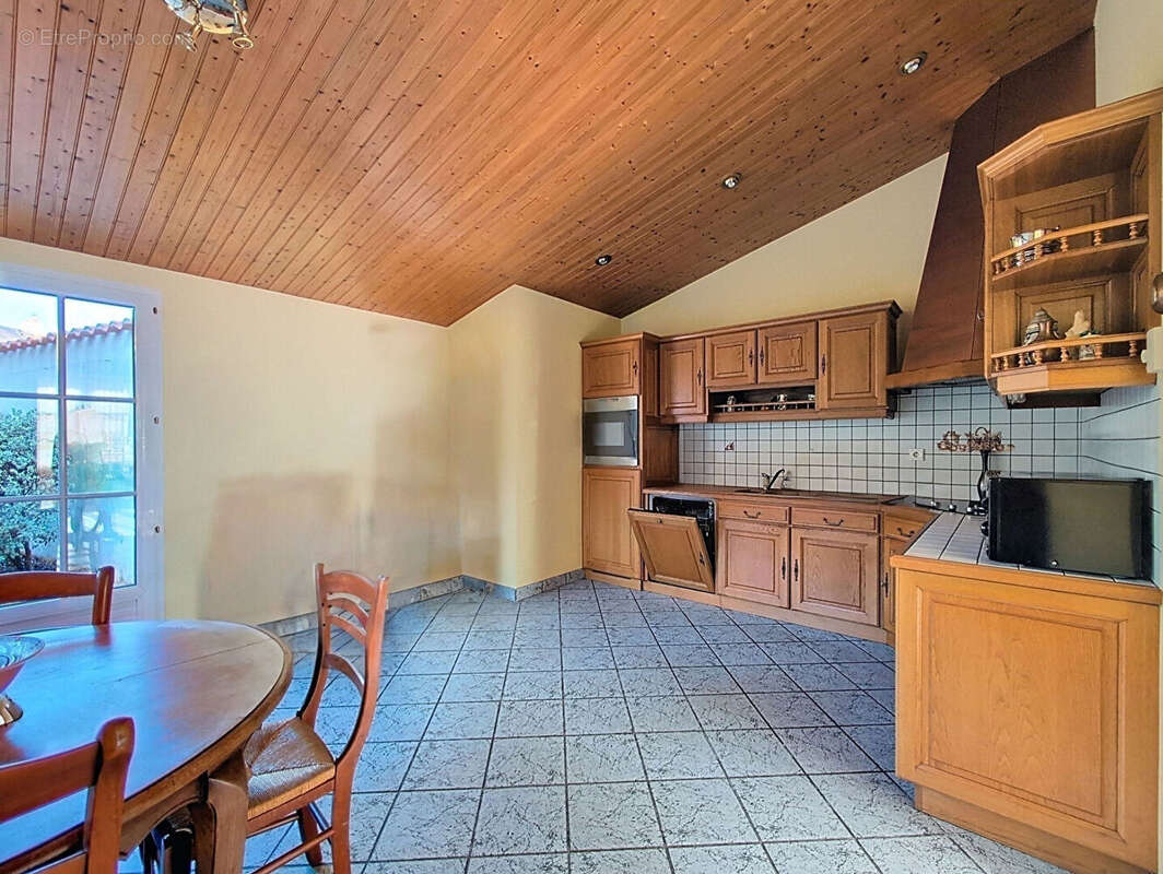 LE POIRE-SUR-VIE - maison de ville 6 chambres - photo 13