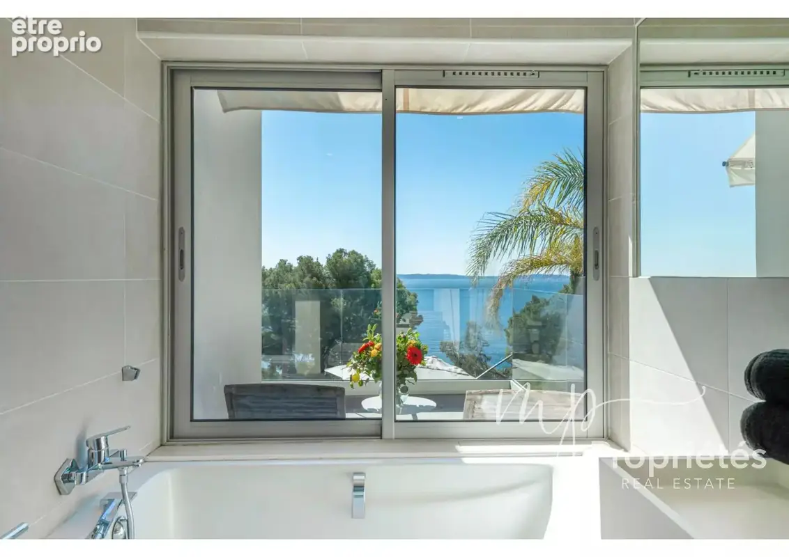 A VENDRE LE LAVANDOU AIGUEBELLE Charmante villa 192m² vue mer, piscine, garage - photo 13