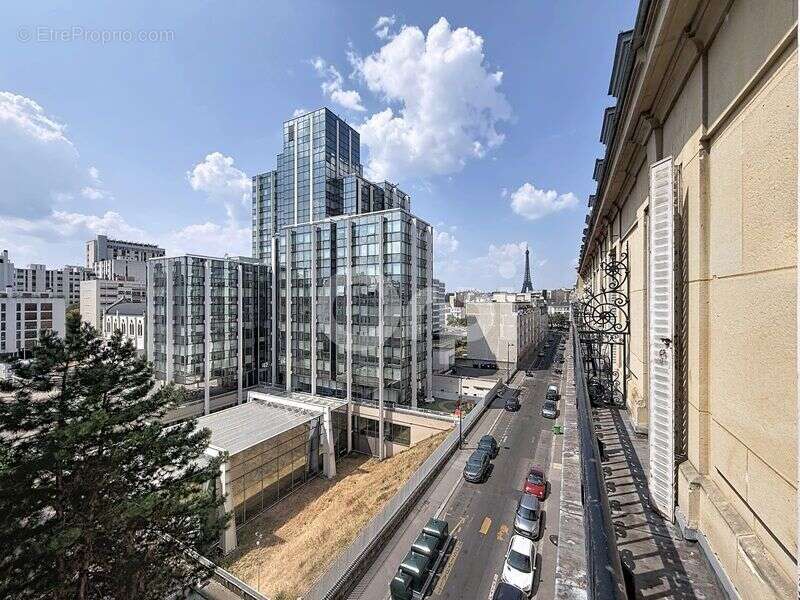 A VENDRE PARIS 15ème 4 pièces 71 m² Balcon Vue Tour Eiffel - photo 2