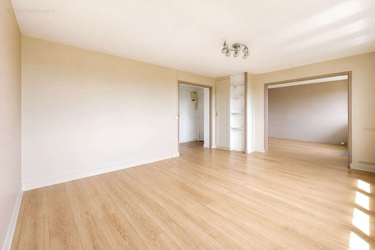 Appartement à LES CLAYES-SOUS-BOIS