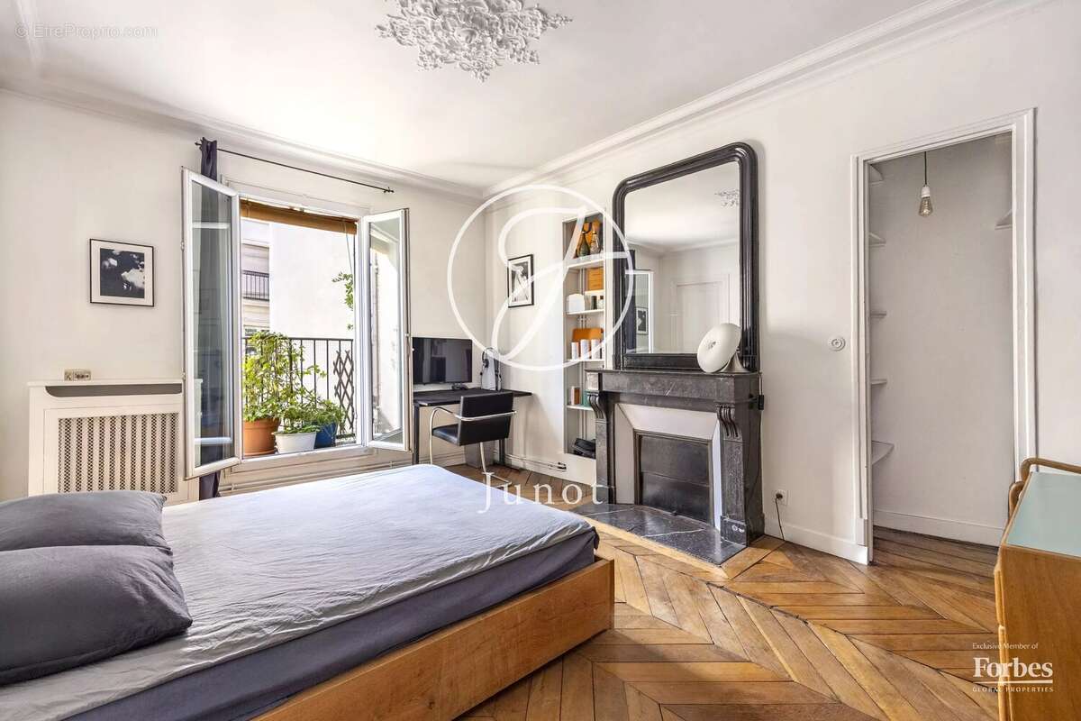 Paris 18e - CLIGNANCOURT - Appartement - 7 pièces - 160,12 m² Carrez - Balcon filant - Vue dégagée, ciel - photo 9