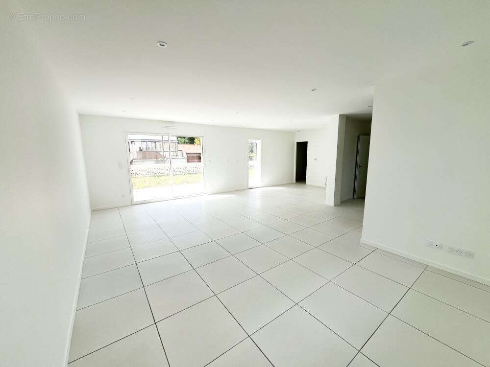 Maison à SAINT-BEAUZIRE