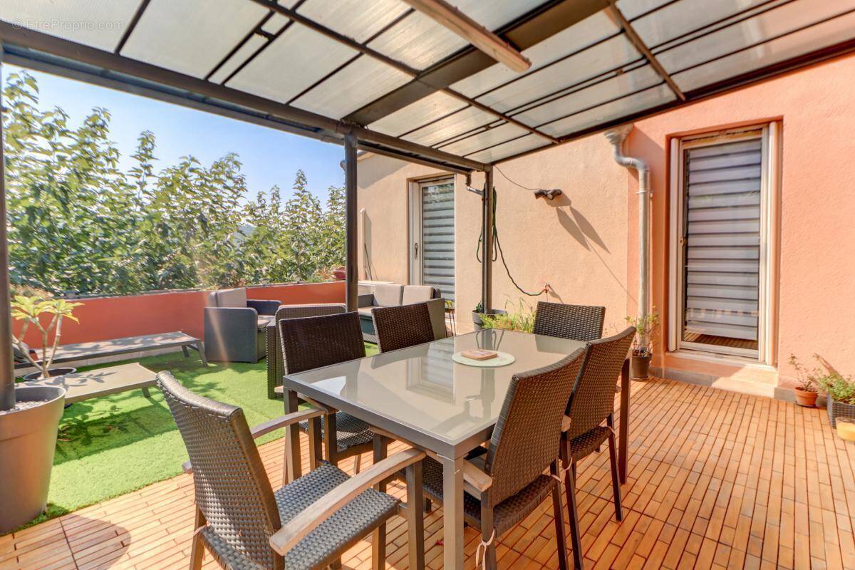 Appartement à CARROS