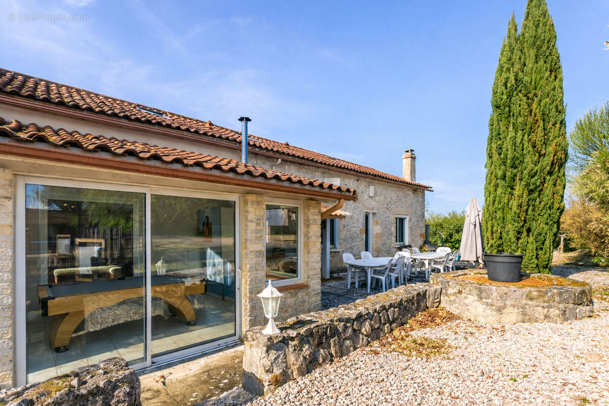 Propriété de campagne avec piscine, dépendances, garage et terrain - photo 12