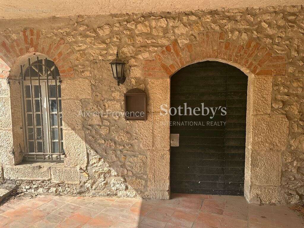 Maison à VENTABREN