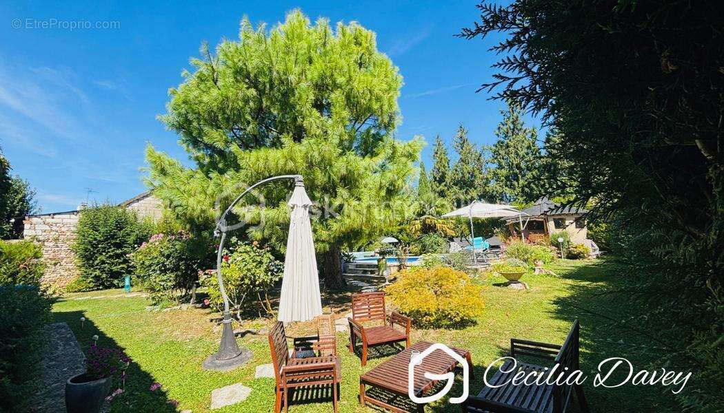 *** Véritable havre de paix pour cette magnifique Maison de caractère avec son beau jardin arboré et sa piscine sans aucun vis-à - photo 17