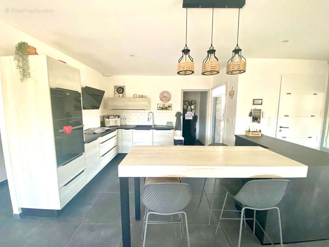 Maison de plain-pied, Saint-Maurice-de-Gourdans 154 m2 sur un terrain de 637m² - photo 8