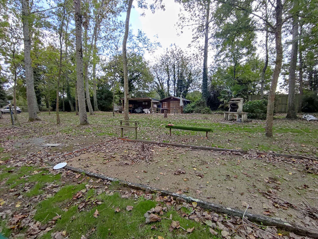 Terrain à SAINT-GEORGES-DE-POINTINDOUX