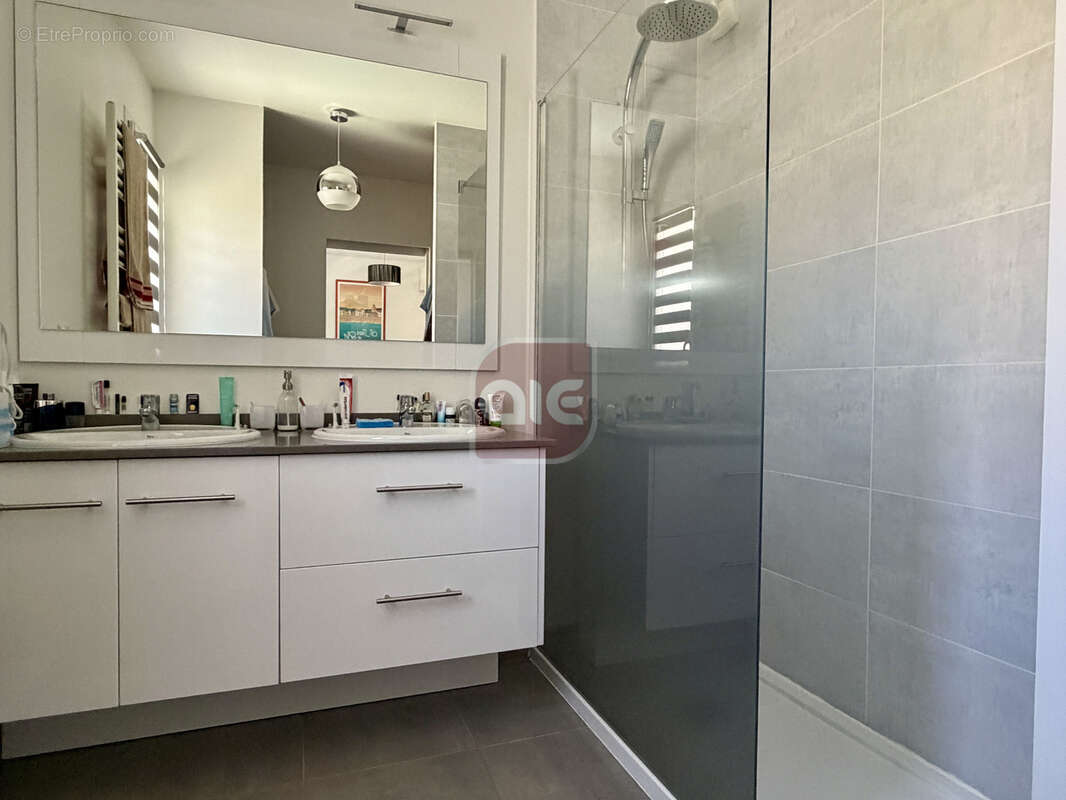 EXCLUSIVITÉ A.I.E. !! Superbe villa T4 récente de plus de 100 m2 avec piscine - photo 11