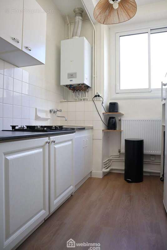 La cuisine aménagée de 5 m2, - Appartement à POITIERS