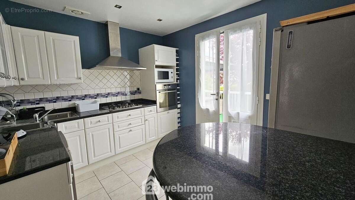 Une cuisine équipée de 10 m². - Maison à MALESHERBES