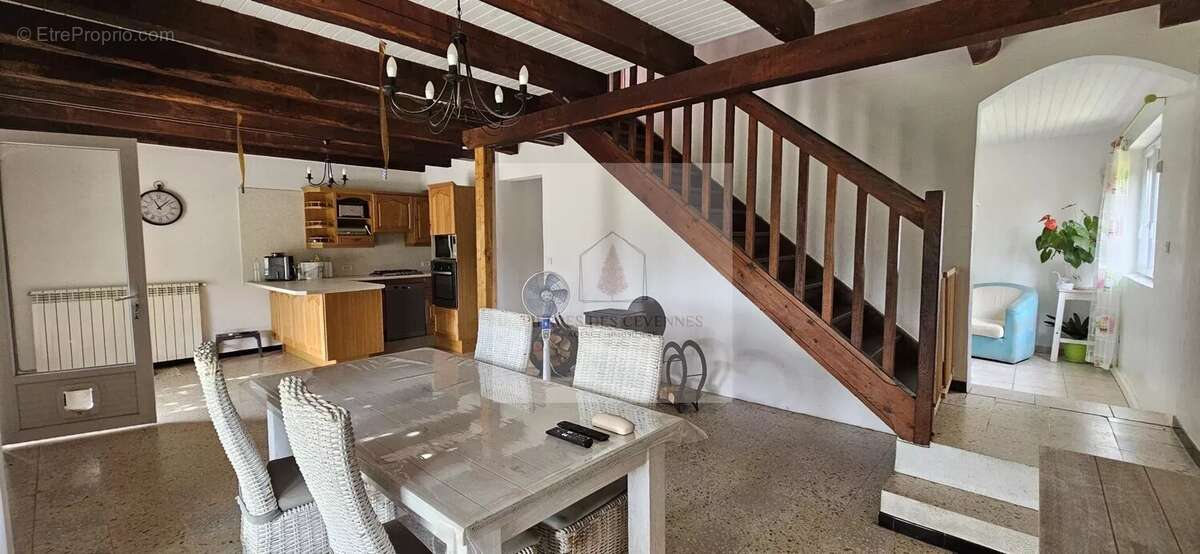 Maison à LE COLLET-DE-DEZE