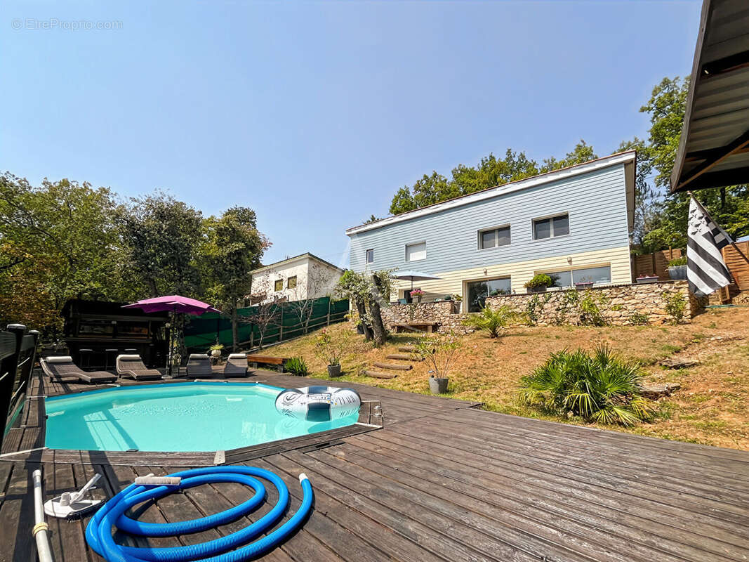 A VENDRE - Maison familiale avec piscine dans quartier calme - photo 2