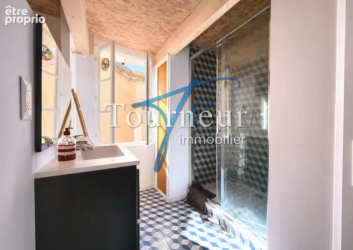 Sanary coeur de village a 20m du port ! 2 beaux studio renoves grande terrasse apercu mer - photo 4