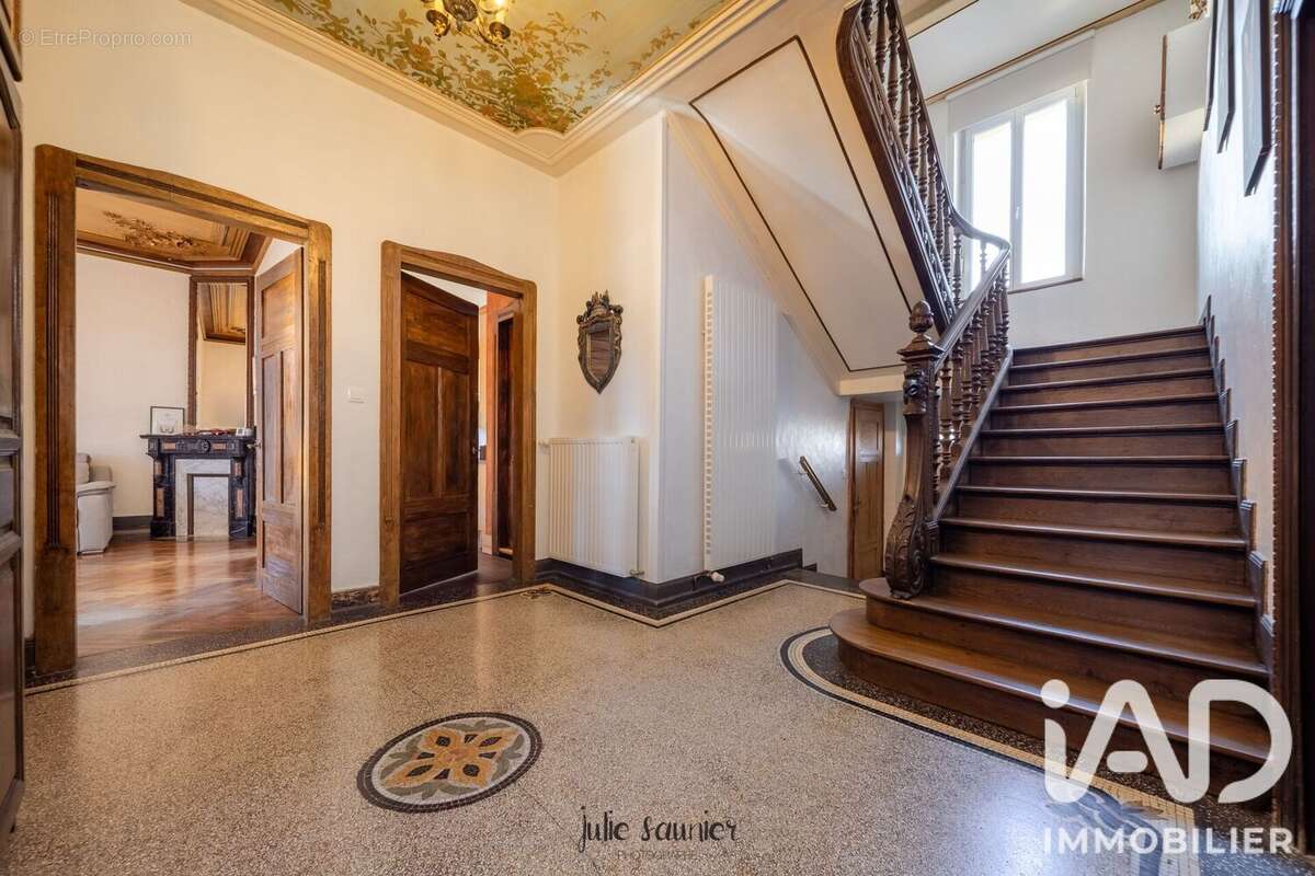Maison 195 m² à Saint-Privat-La-Montagne  - photo 2