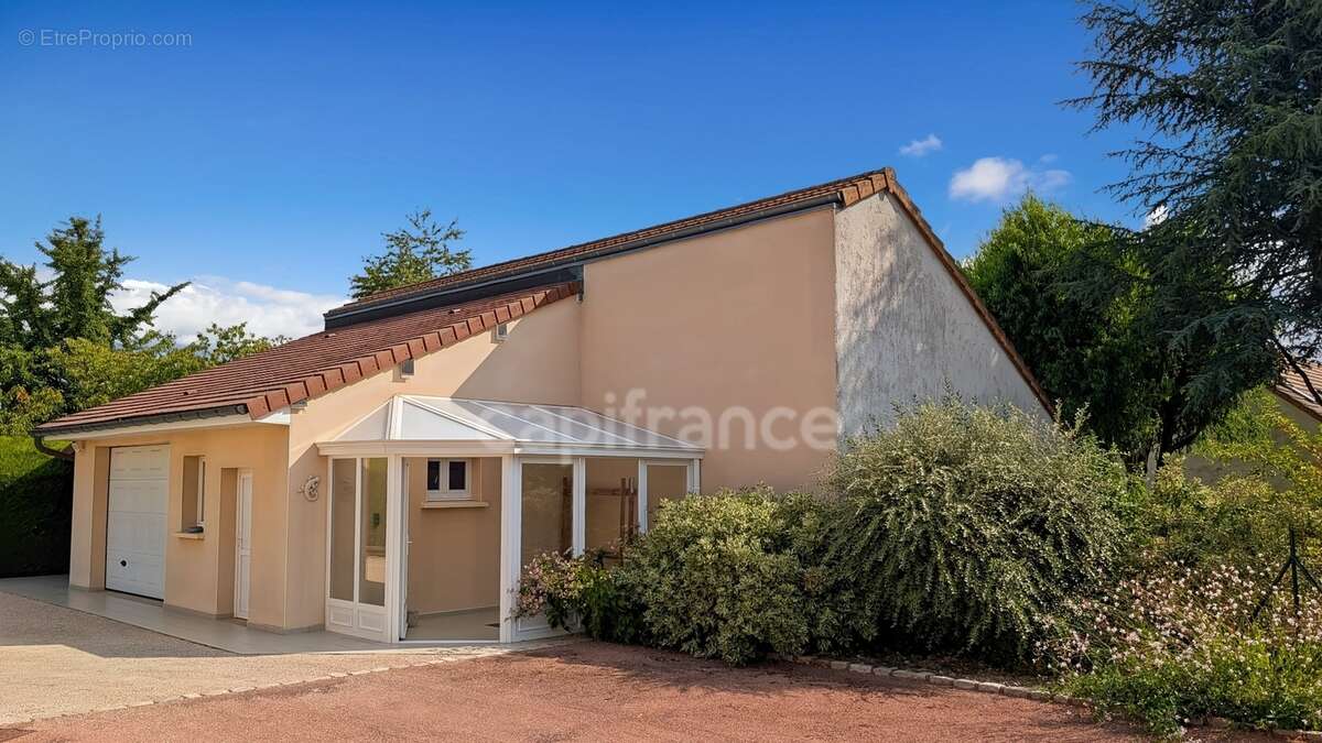 À 5 minutes de Chalon-sur-Saône (71) ​Superbe Villa de 200 m² double garage et dépendance Parc de 1 800 m² Piscine & Pool House  - photo 3