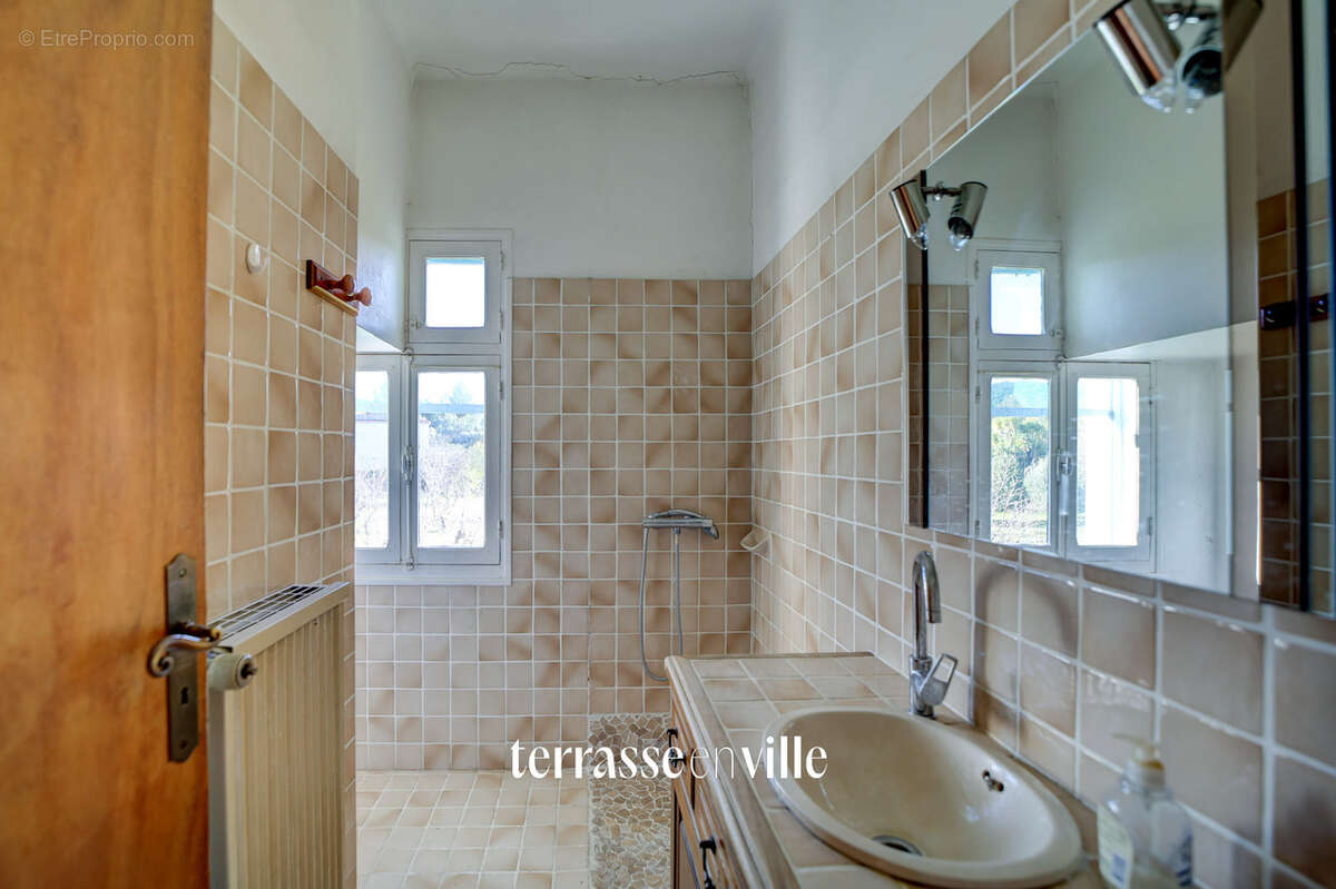 Appartement à CEYRESTE