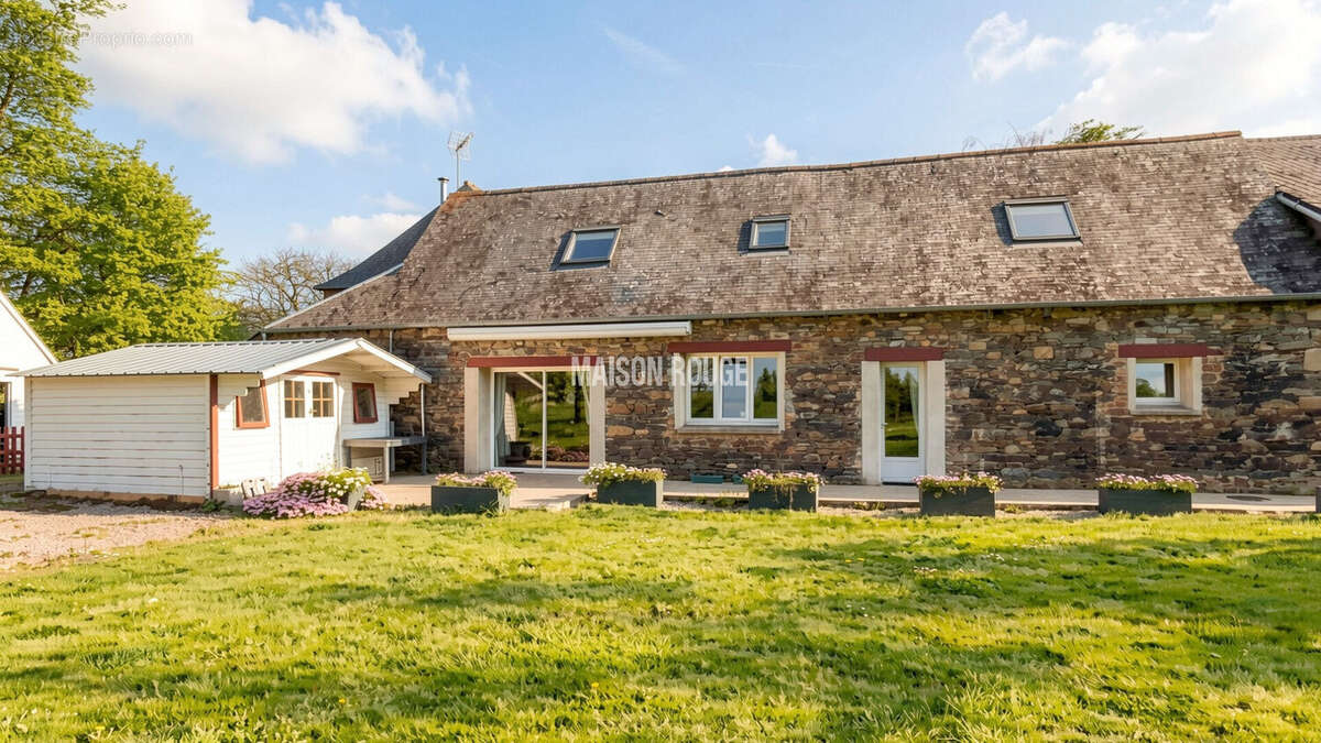 Maison à LA ROCHE-DERRIEN