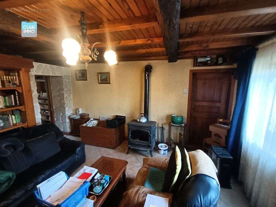 A BIZIAT PROCHE MACON ET BOURG-EN-BRESSE FERME 5 PIECES SUR - Maison à BIZIAT