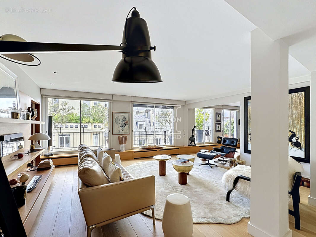 Appartement à PARIS-16E