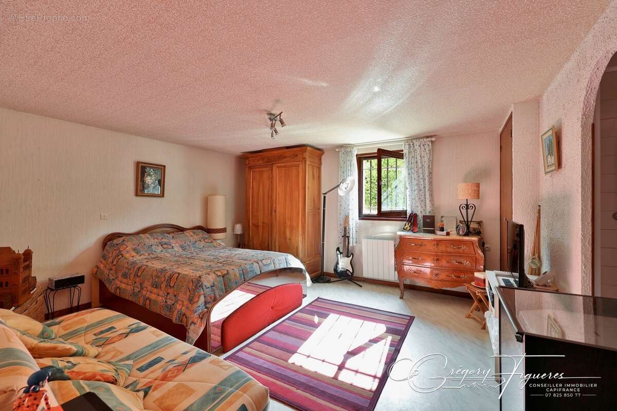 CHAPONOST – Élégante maison familiale avec possibilité de deux logements indépendants – Terrain de 802 m² - photo 8