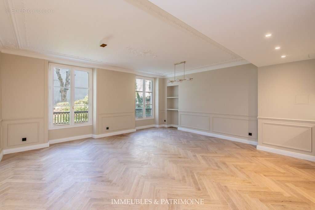 Appartement à PARIS-8E