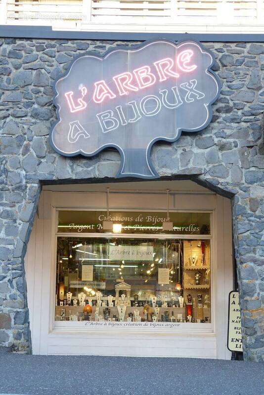 Commerce à BESSE-ET-SAINT-ANASTAISE