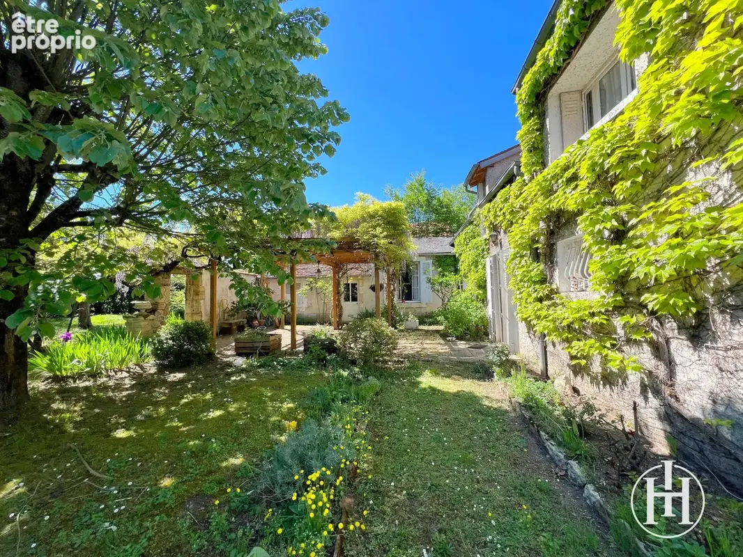 Orval   Maison en pierre avec jardin arboré de 1900 m2 et 4 chambres. - photo 2