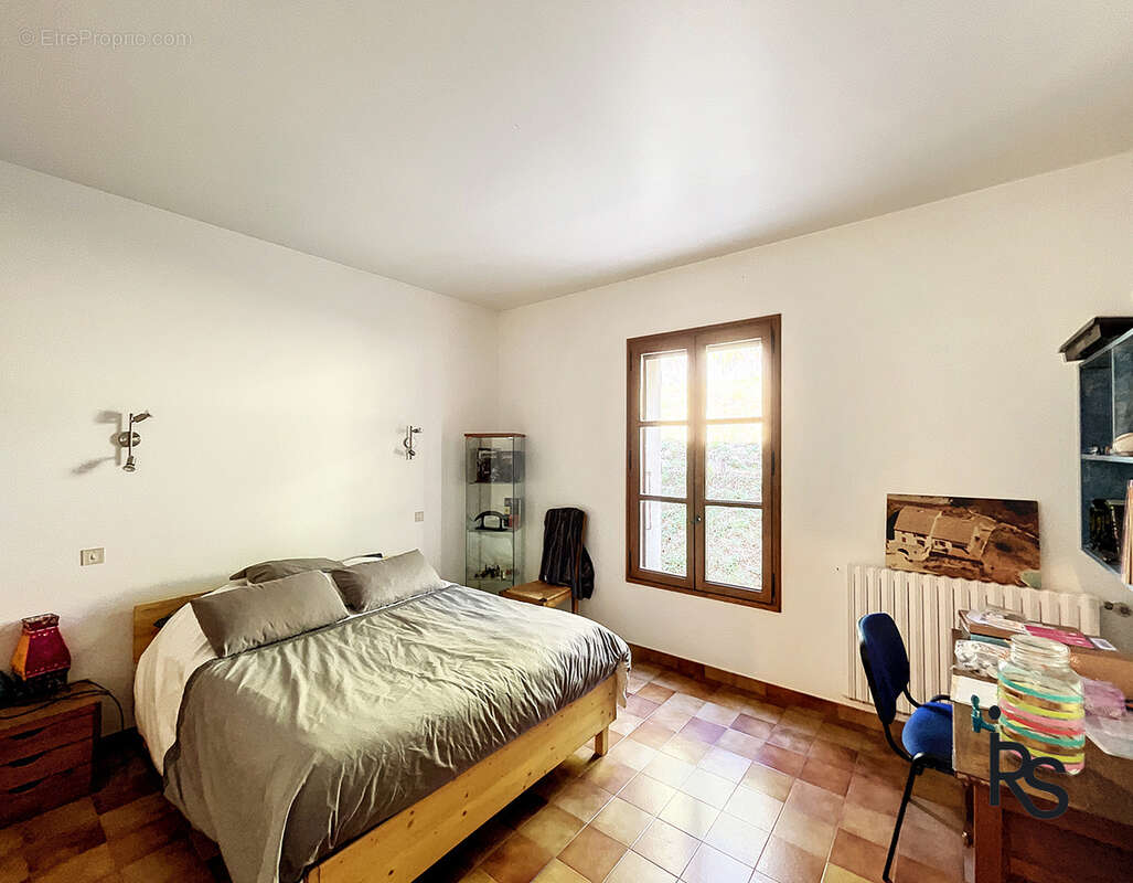 Une villa de 212 m2 avec 3797 m2 de jardin et piscine, 5 chambres et un bureau, garage et caves en RDC. - photo 7
