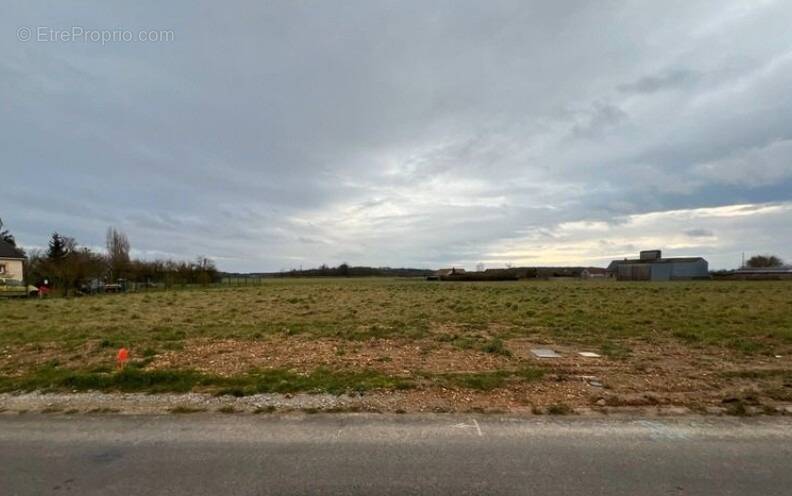 Terrain à MARCILLY-LA-CAMPAGNE