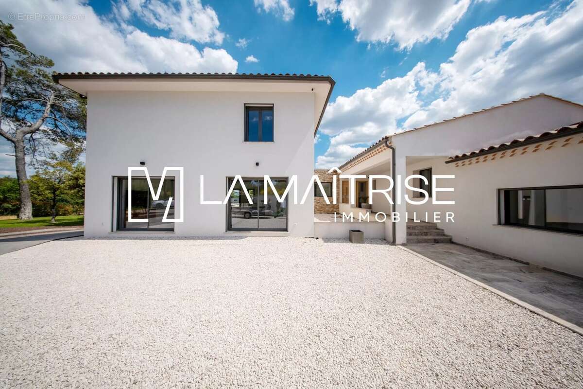 Maison 288 m² à Saint-Maximin-La-Sainte-Baume  - photo 4