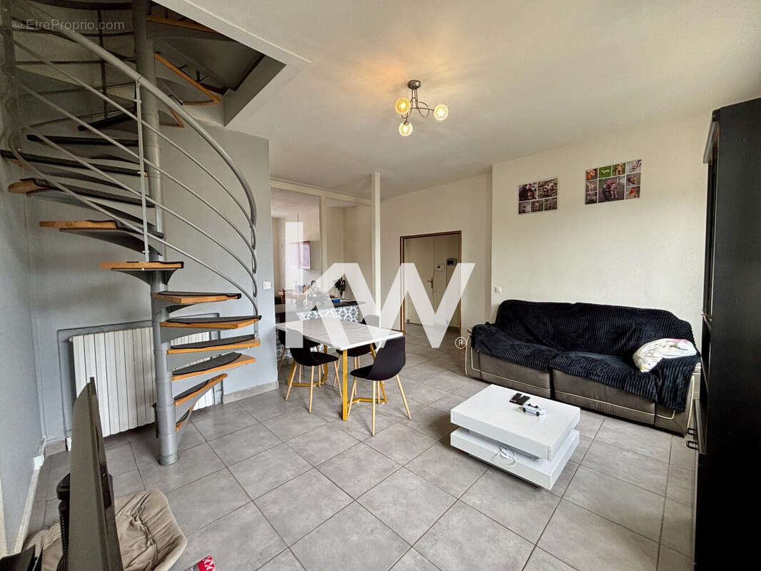 Maison 131 m² à Saint-Genest-Lerpt  - photo 5