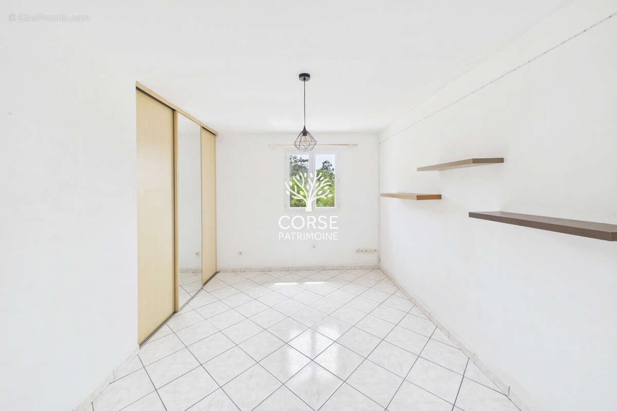 Maison avec appartement indépendant sur terrain piscinable et constructible - photo 13