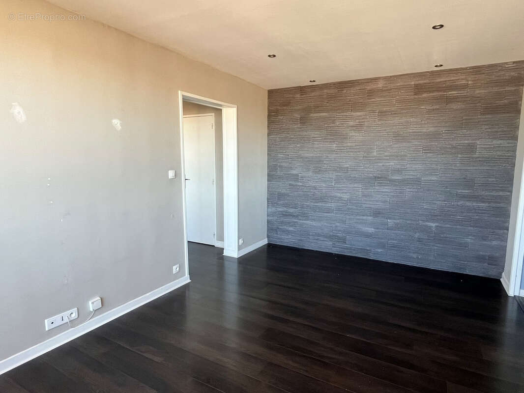 T4 lumineux avec balcon, cave et parking privé   10ème étage - photo 2